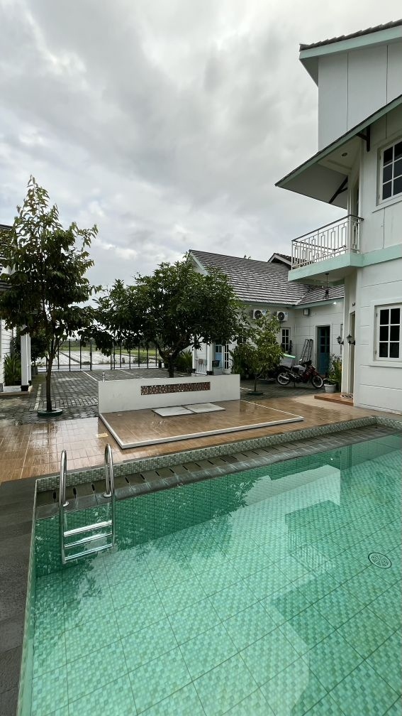 Kolam dan sedikit pemandangan sawah